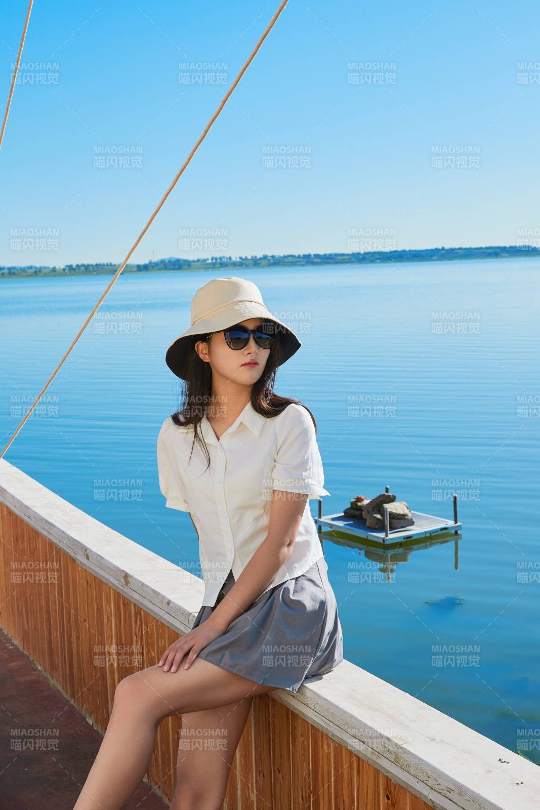 在湖畔木制帆船上的亚洲美女图片