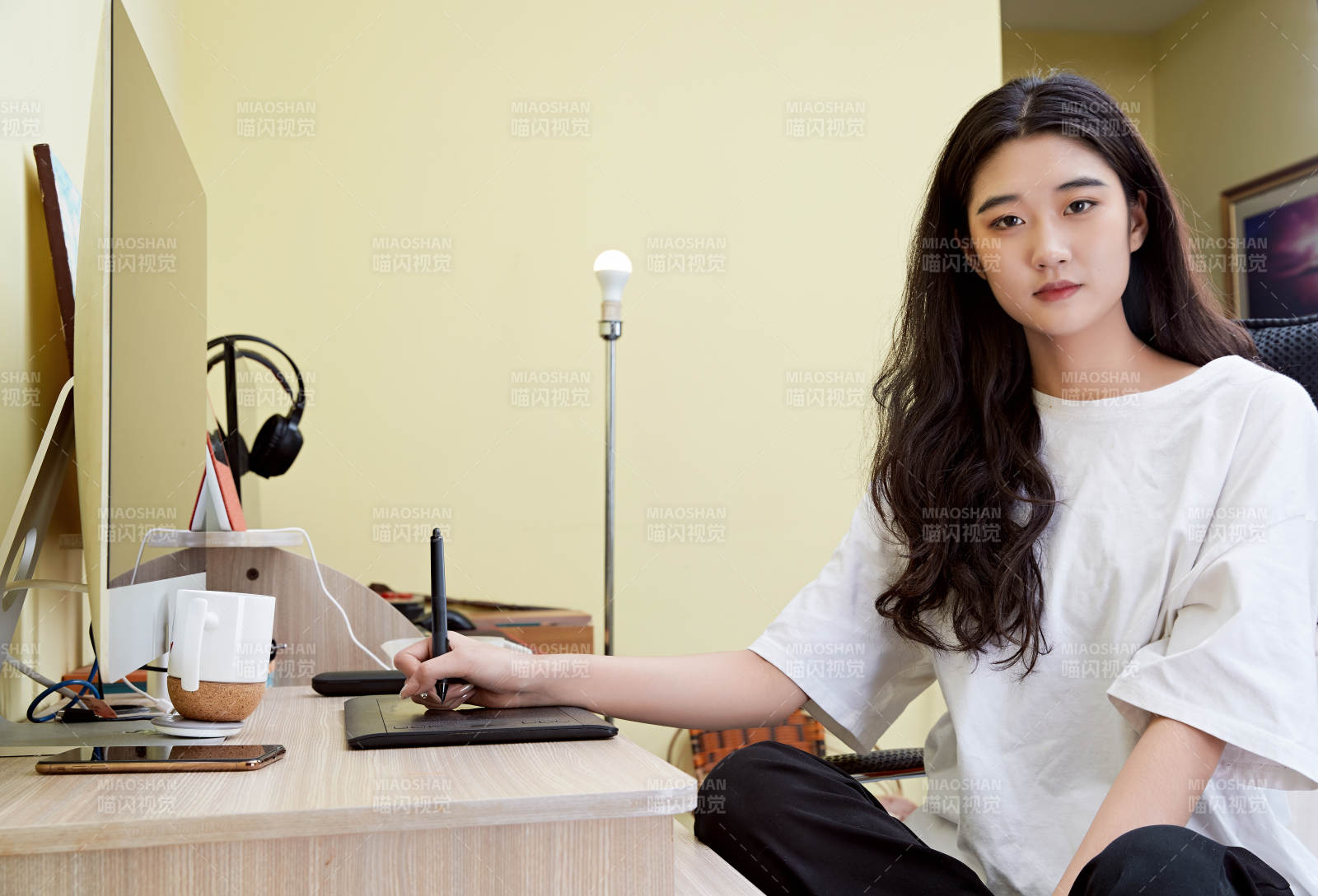 居家在电脑前创作插画的年轻美女图片