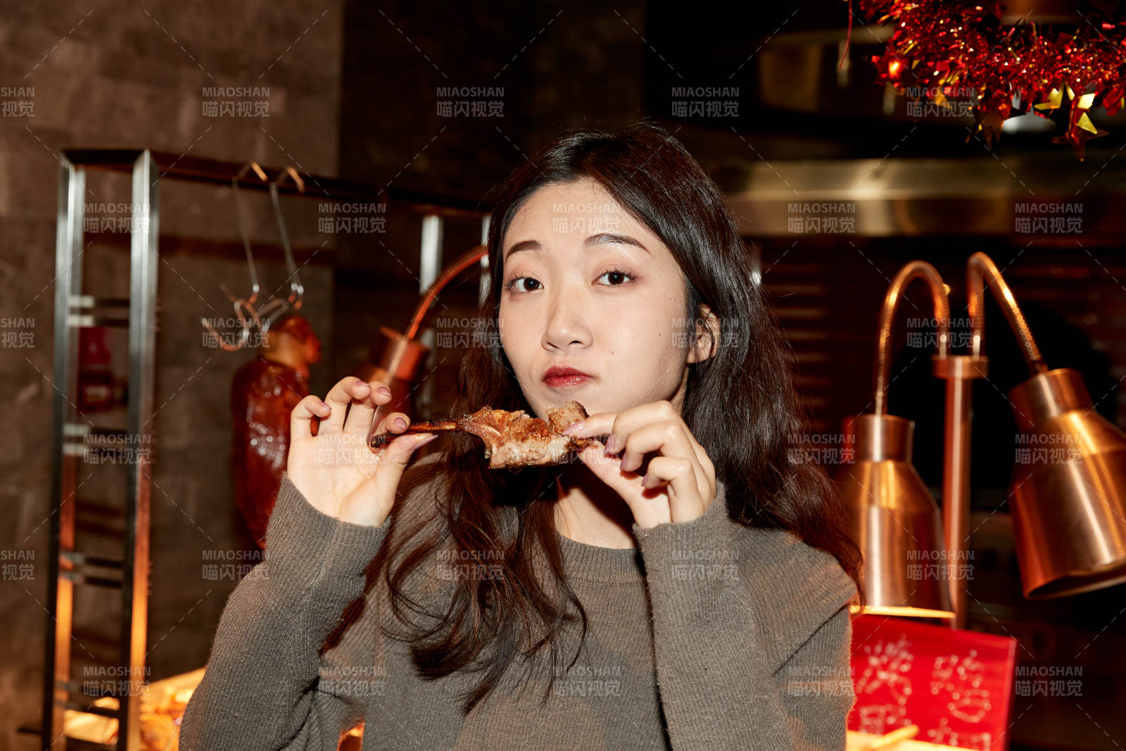 在酒店自助餐厅大吃特吃的亚洲可爱闺蜜少女图片