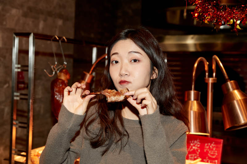 在酒店自助餐厅大吃特吃的亚洲可爱闺蜜少女图片