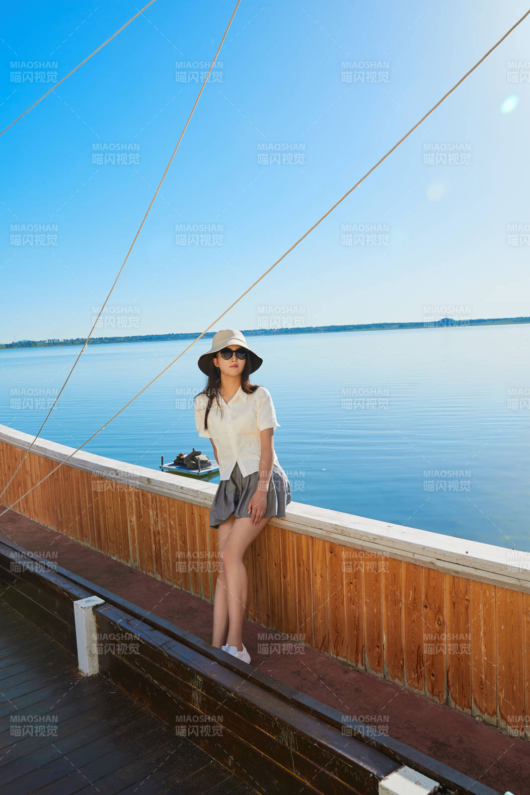 在湖畔木制帆船上的亚洲美女图片