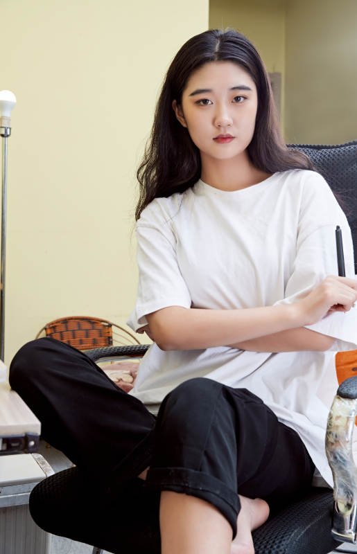 居家在电脑前创作插画的年轻美女图片