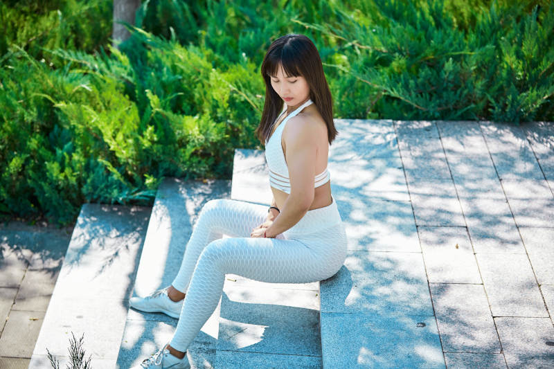 湖畔公园做瑜伽动作的亚洲年轻女性图片