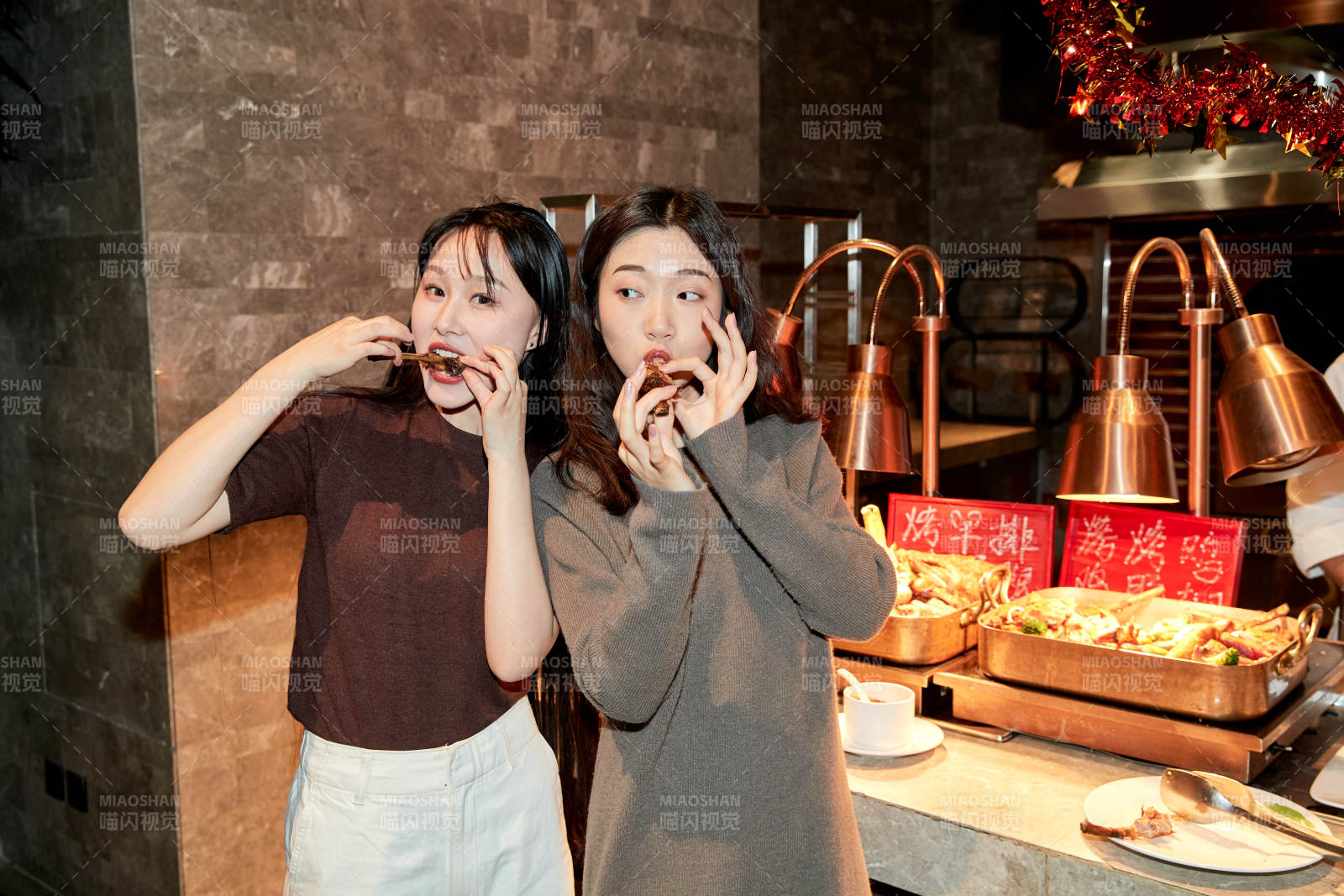 在酒店自助餐厅大吃特吃的亚洲可爱闺蜜少女图片