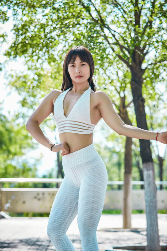 湖畔公园做瑜伽动作的亚洲年轻女性图片