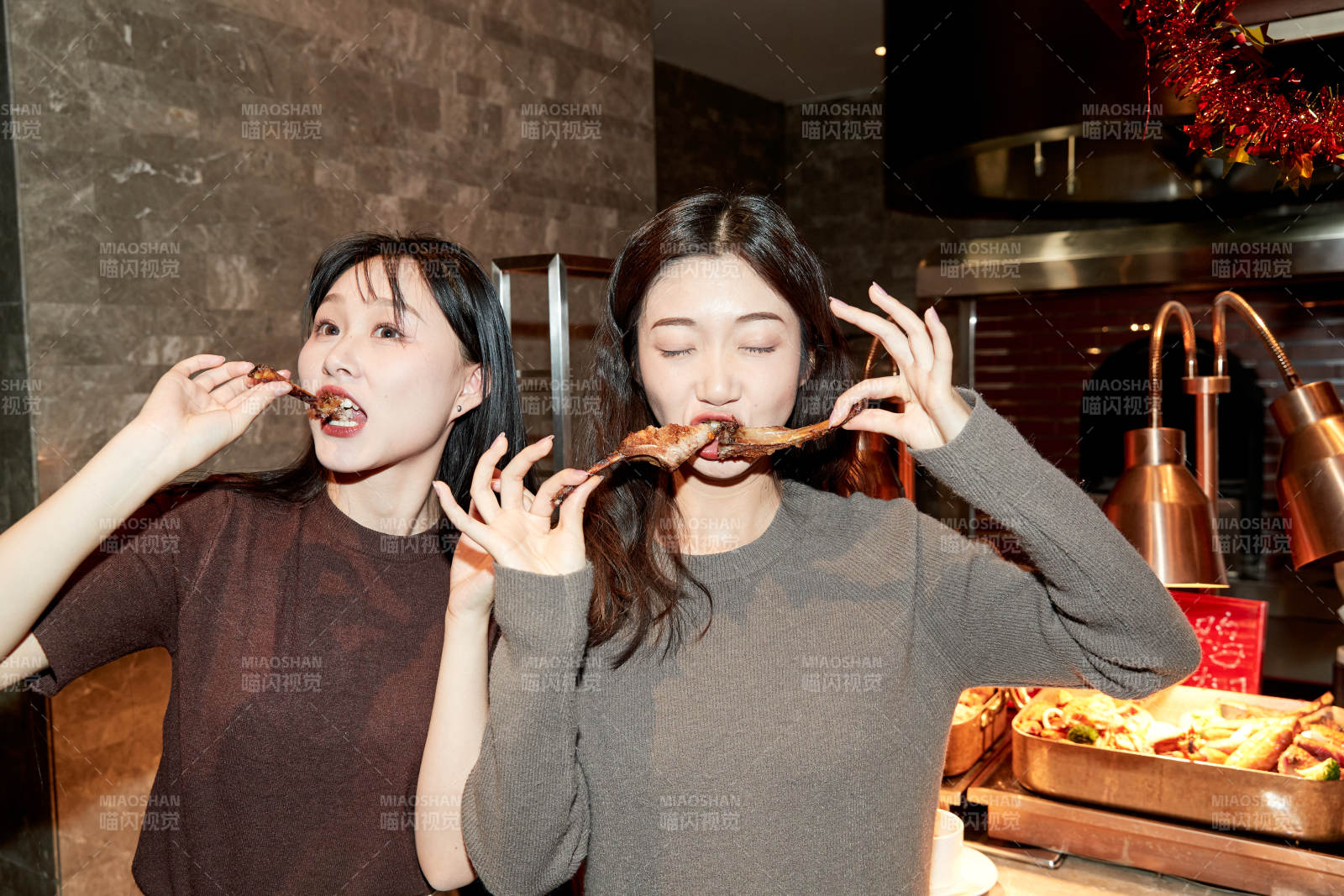 在酒店自助餐厅大吃特吃的亚洲可爱闺蜜少女图片