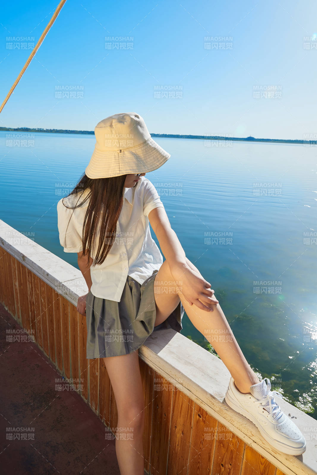 在湖畔木制帆船上的亚洲美女图片