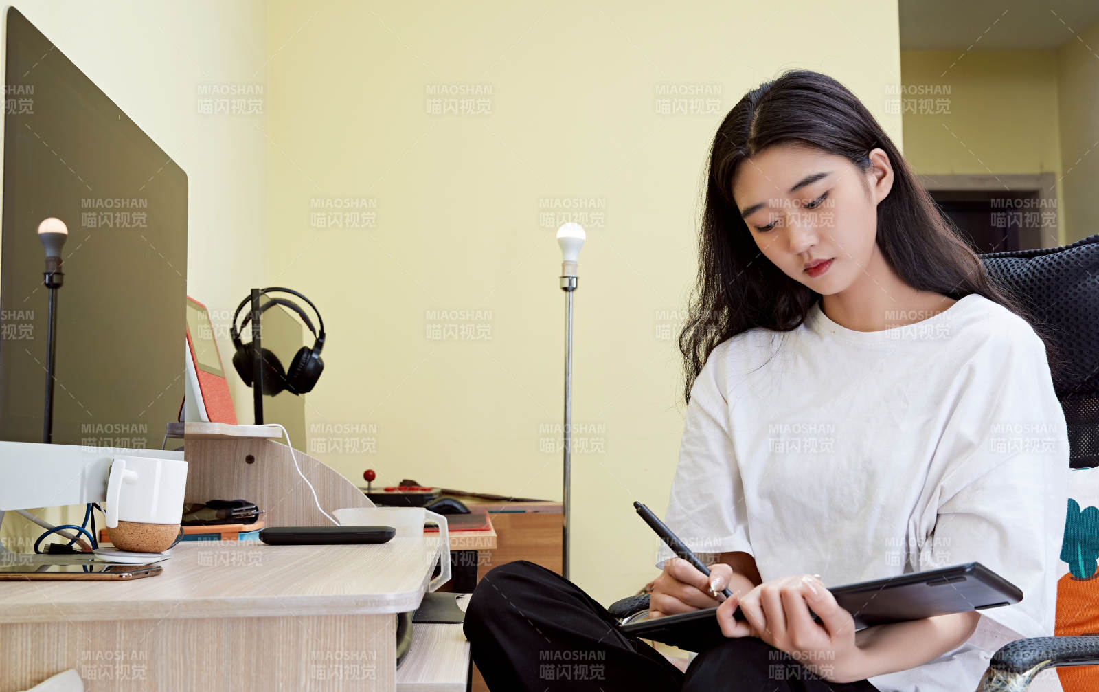 居家在电脑前创作插画的年轻美女图片