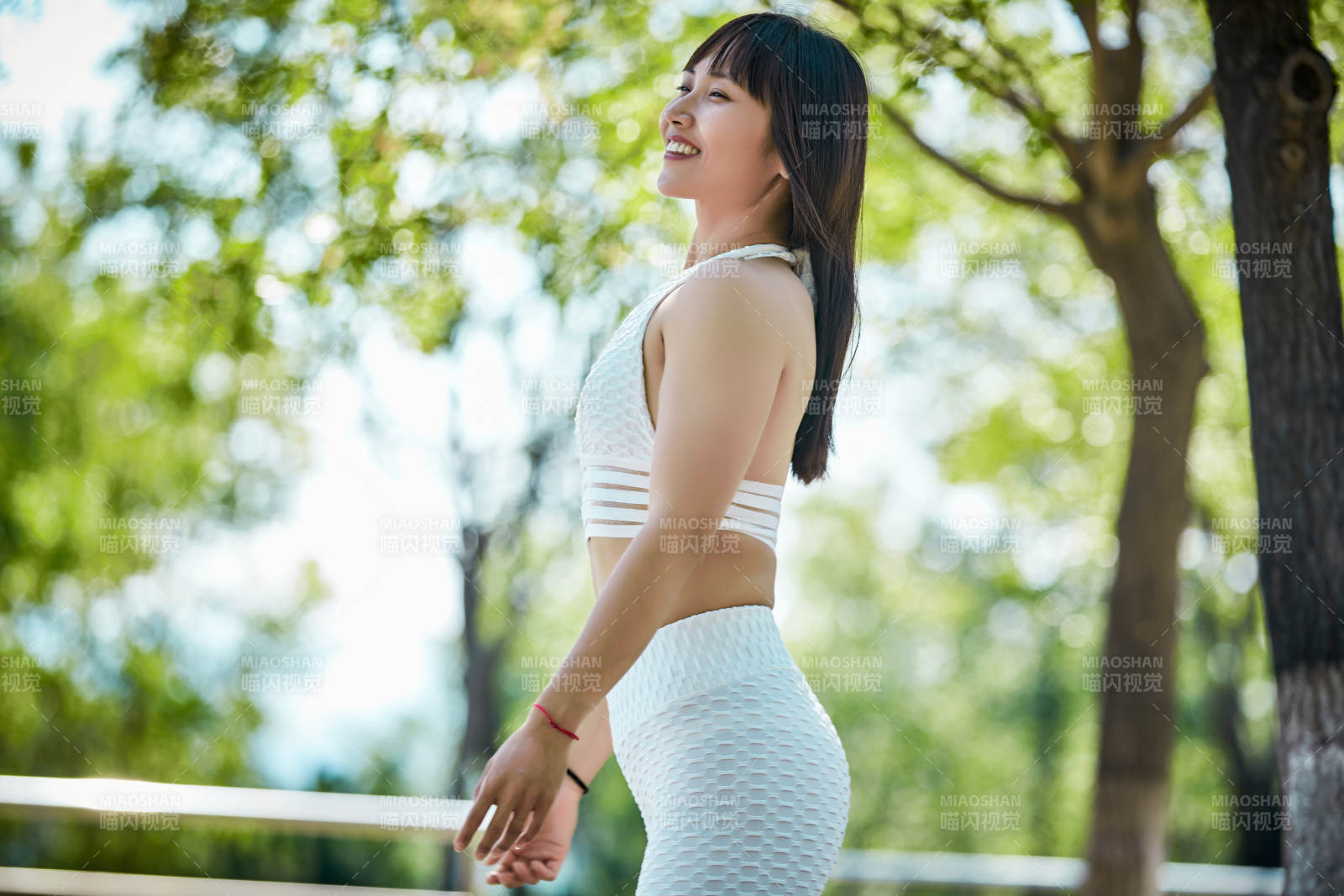 湖畔公园做瑜伽动作的亚洲年轻女性图片