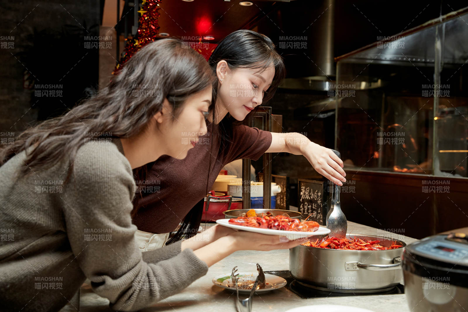在酒店自助餐厅大吃特吃的亚洲可爱闺蜜少女图片