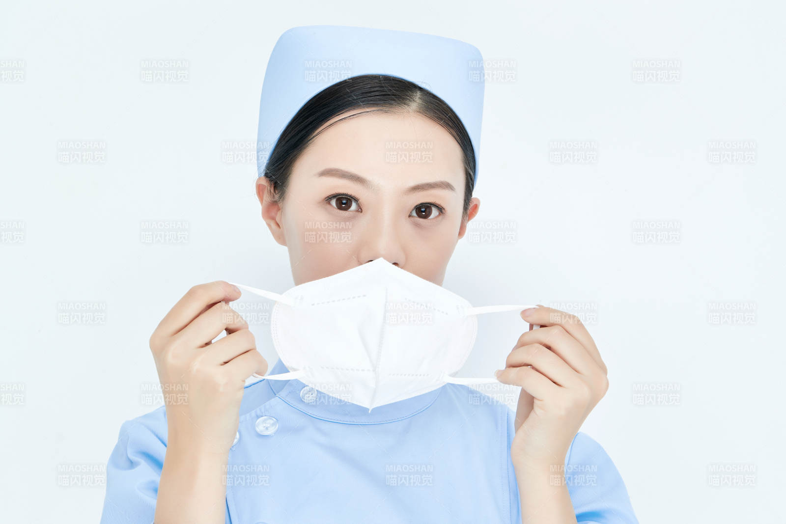 女性医护人员展示规范的口罩正确佩戴方式图片