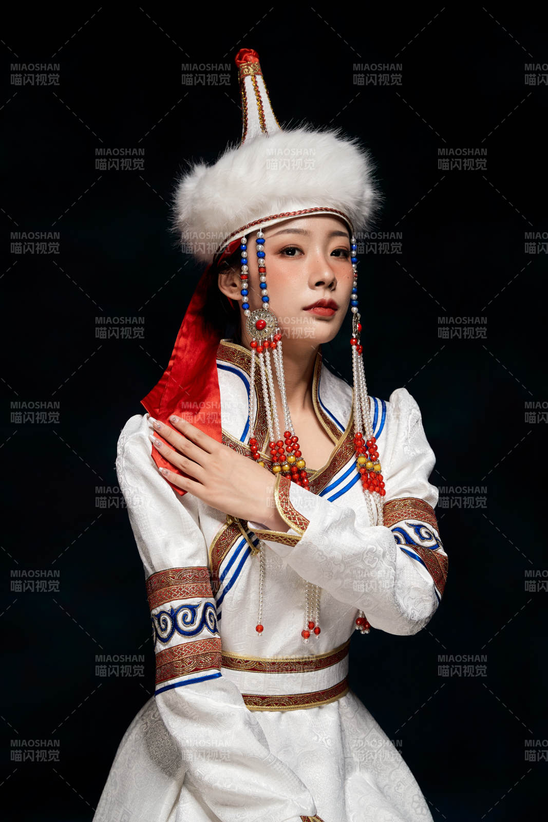 穿着蒙古族服饰的亚洲青年女性图片