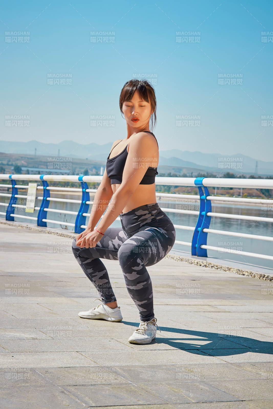 户外河畔公园做拉伸有氧运动的亚洲女性图片