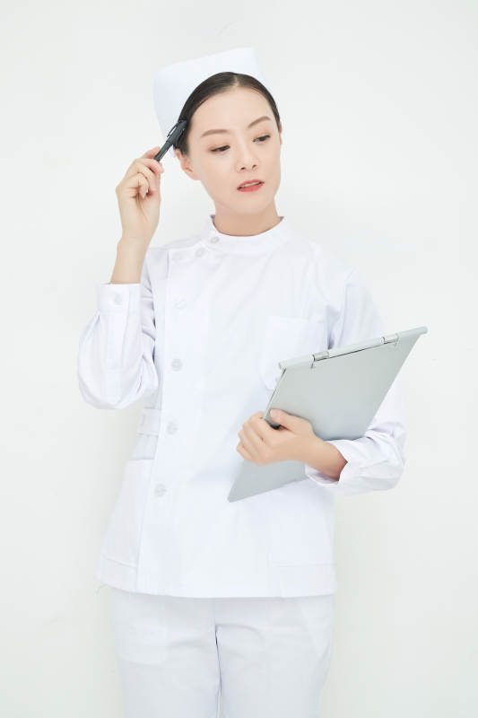 白背景里穿护士服手持病历夹的美女护士图片