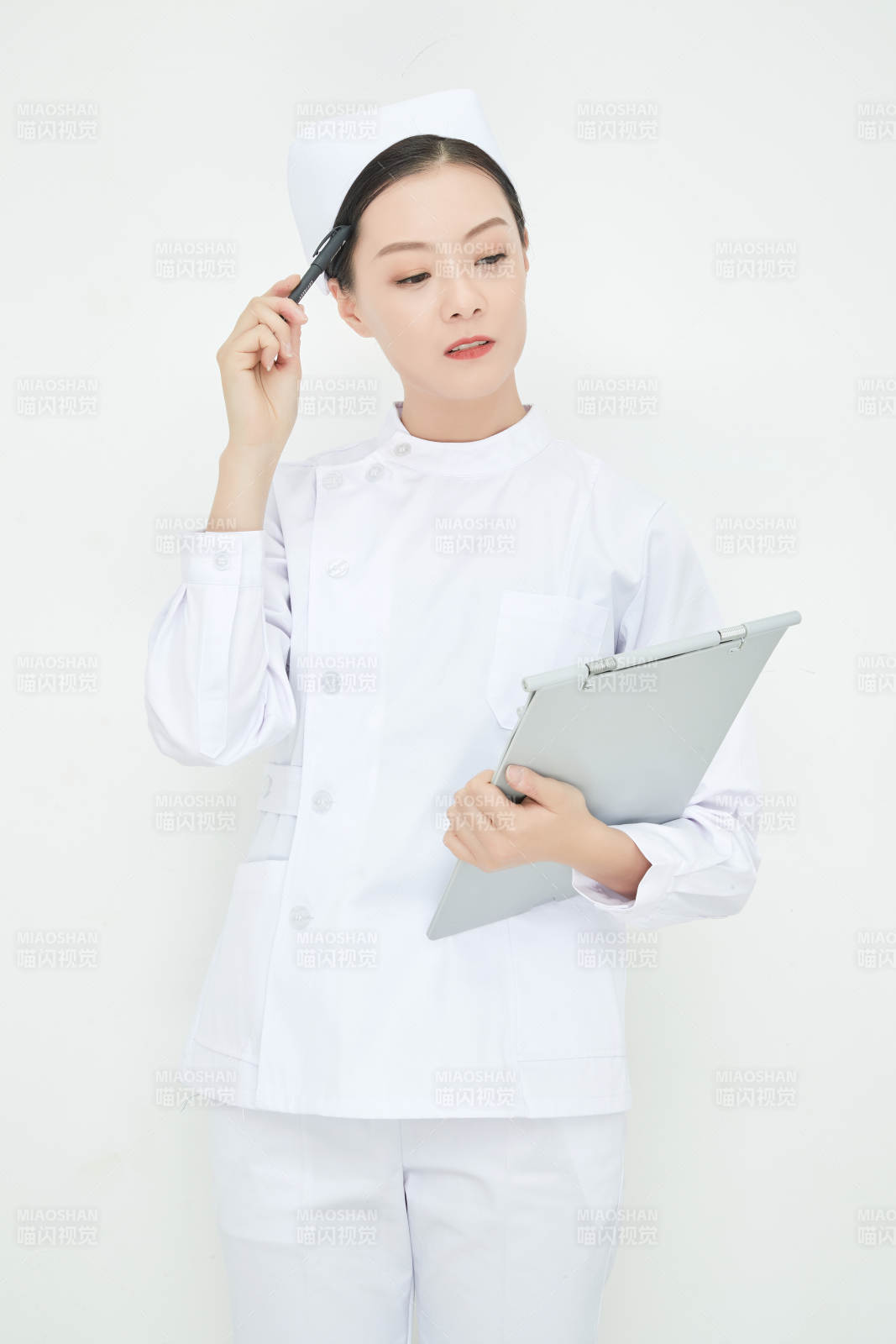 白背景里穿护士服手持病历夹的美女护士图片