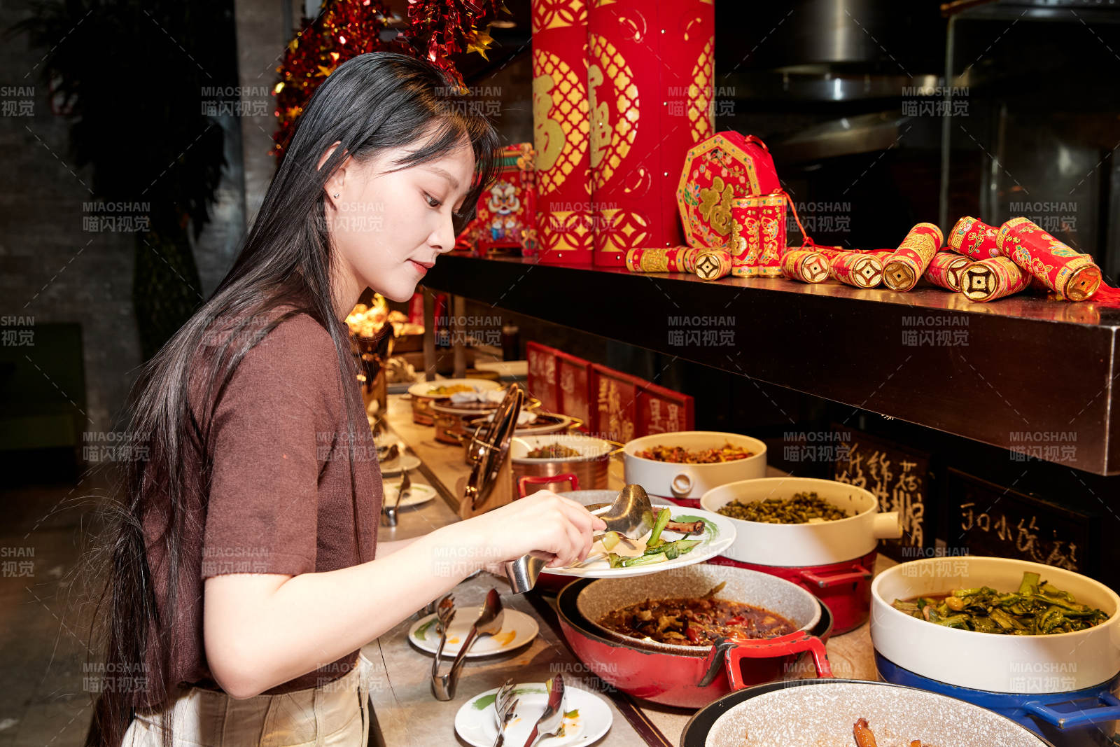 在酒店自助餐厅大吃特吃的亚洲可爱闺蜜少女图片