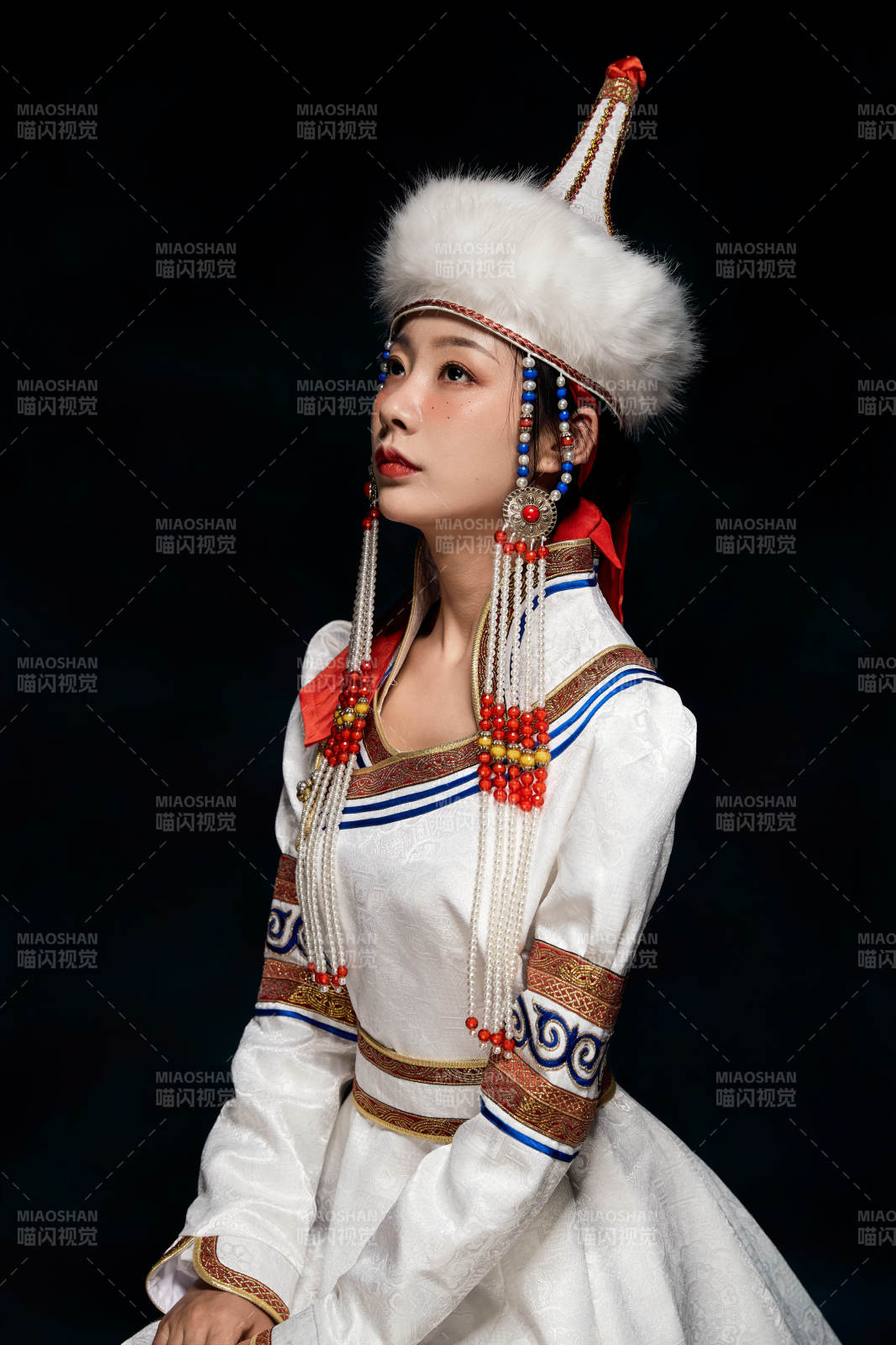 穿着蒙古族服饰的亚洲青年女性图片