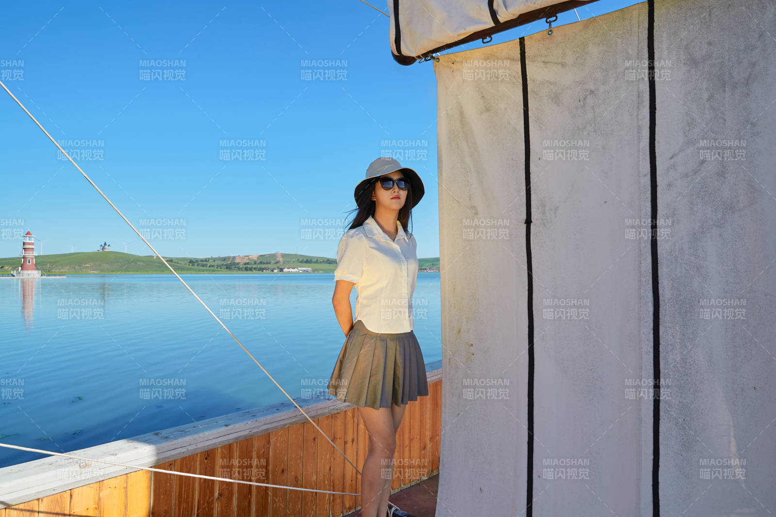 在湖畔木制帆船上的亚洲美女图片