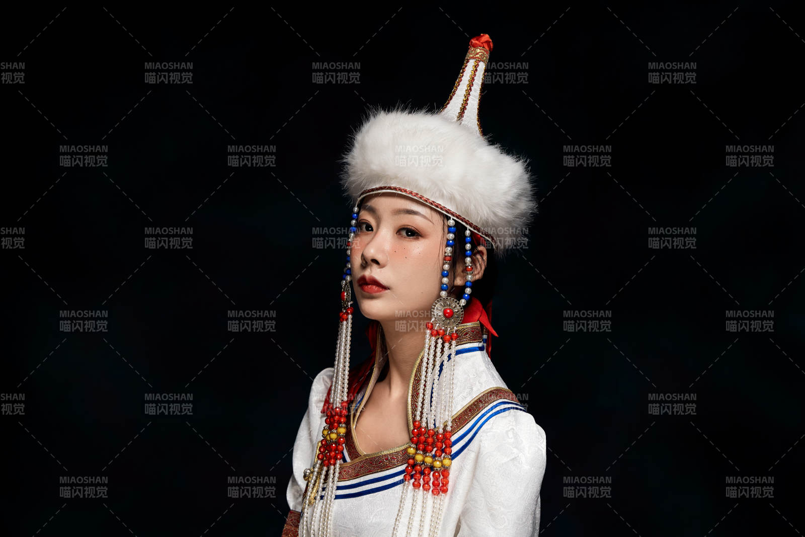 穿着蒙古族服饰的亚洲青年女性图片