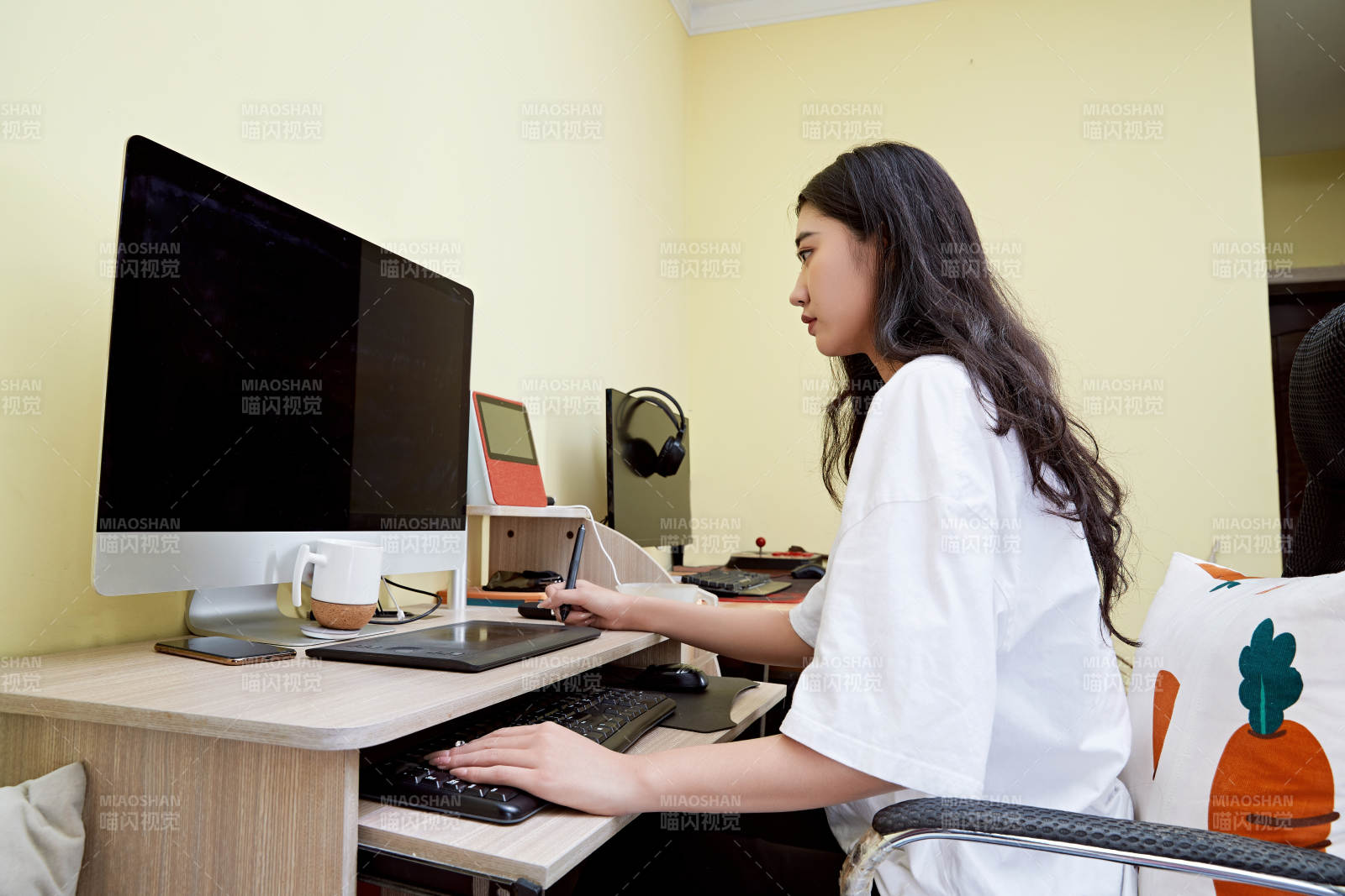 居家在电脑前创作插画的年轻美女图片