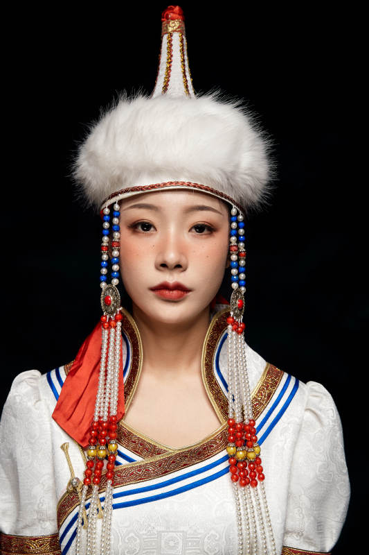 穿着蒙古族服饰的亚洲青年女性图片