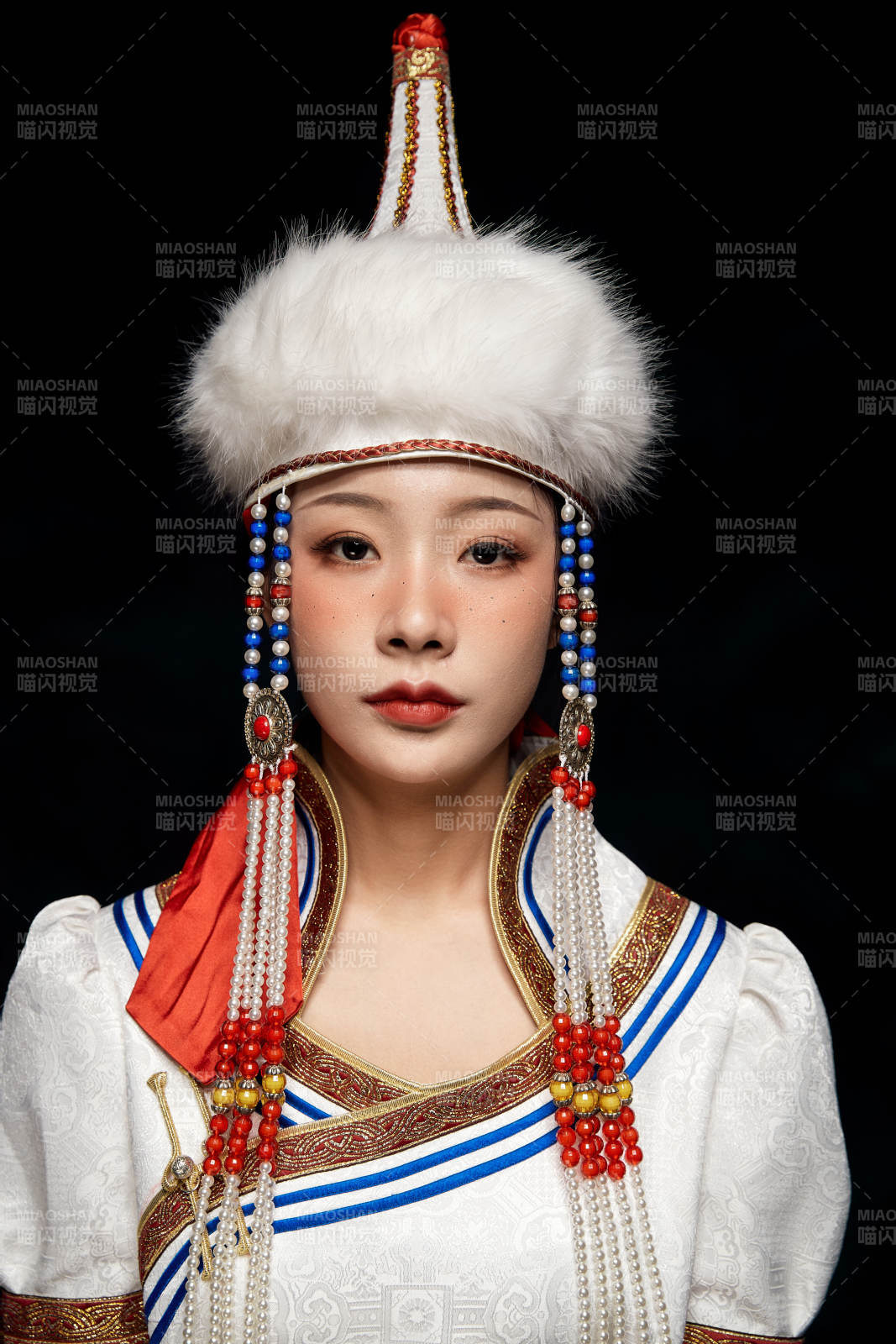 穿着蒙古族服饰的亚洲青年女性图片