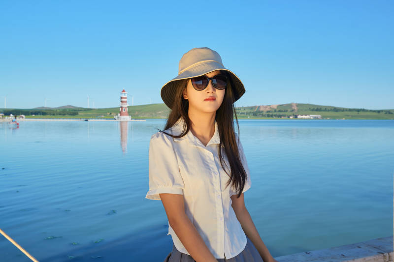 在湖畔木制帆船上的亚洲美女图片