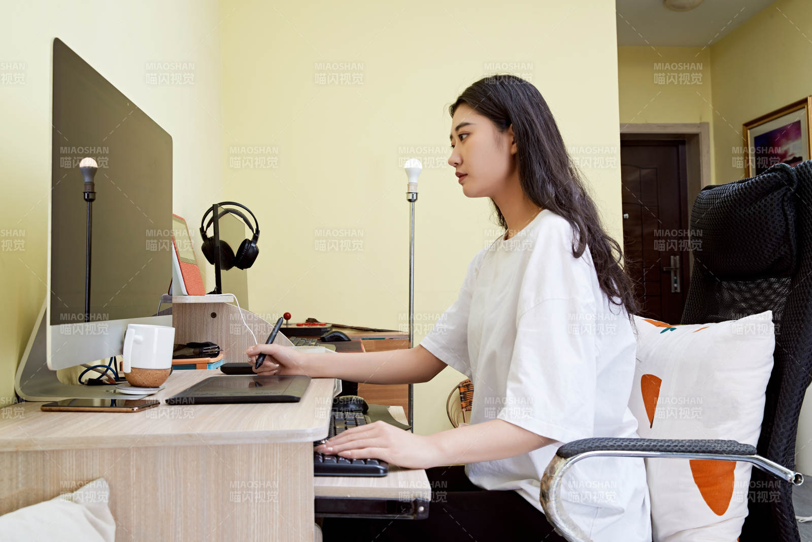 居家在电脑前创作插画的年轻美女图片