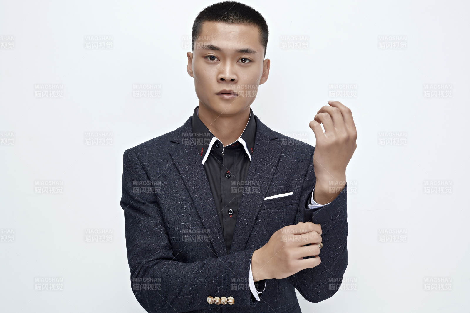白色背景下的商务男士形象图片