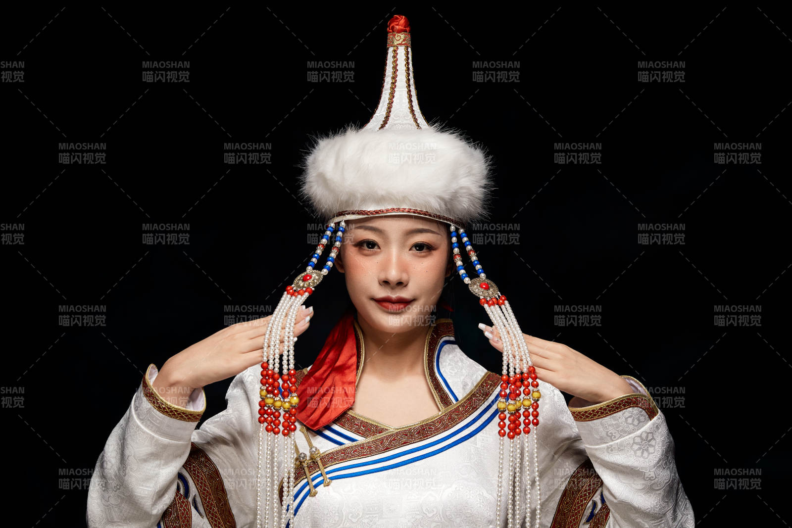 穿着蒙古族服饰的亚洲青年女性图片