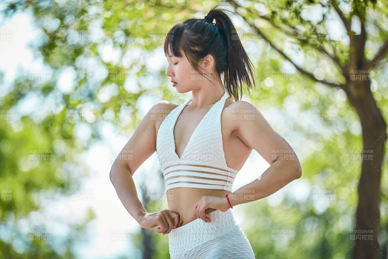 湖畔公园做瑜伽动作的亚洲年轻女性图片