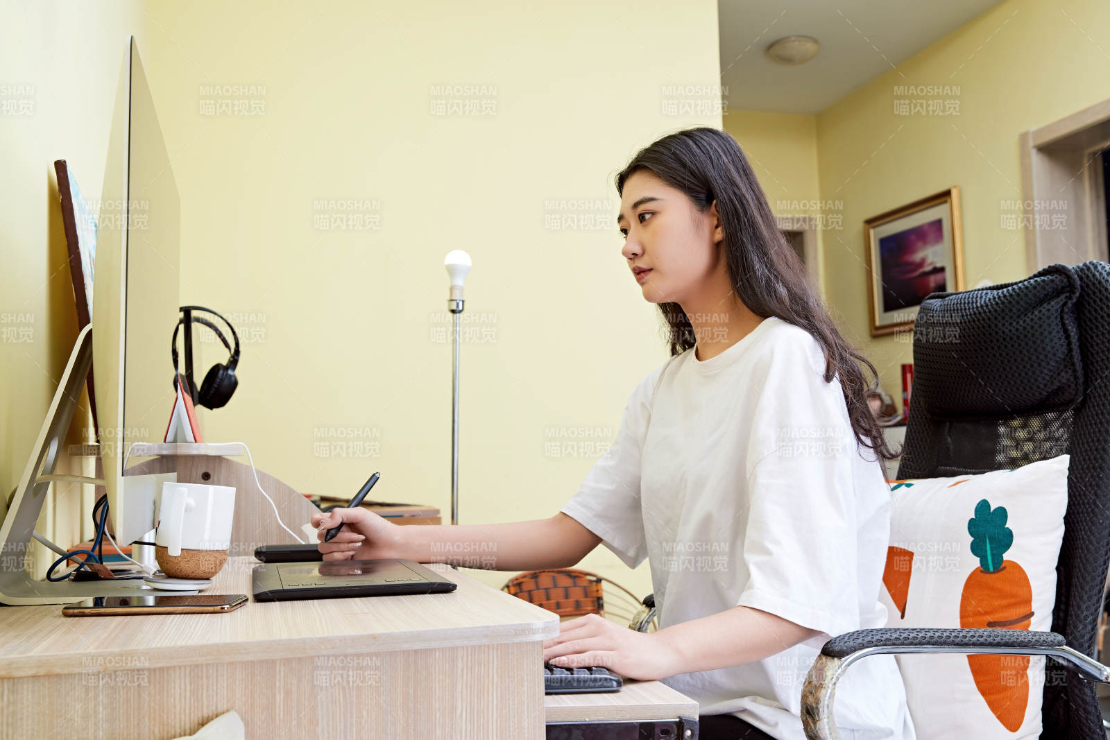 居家在电脑前创作插画的年轻美女图片