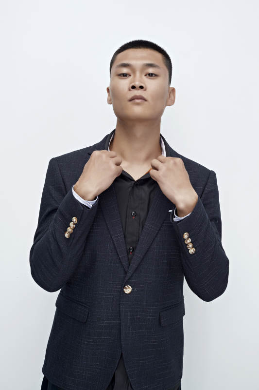 白色背景下的商务男士形象图片