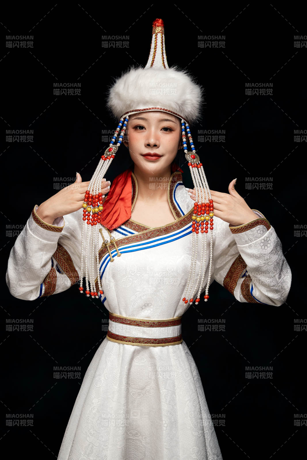 穿着蒙古族服饰的亚洲青年女性图片