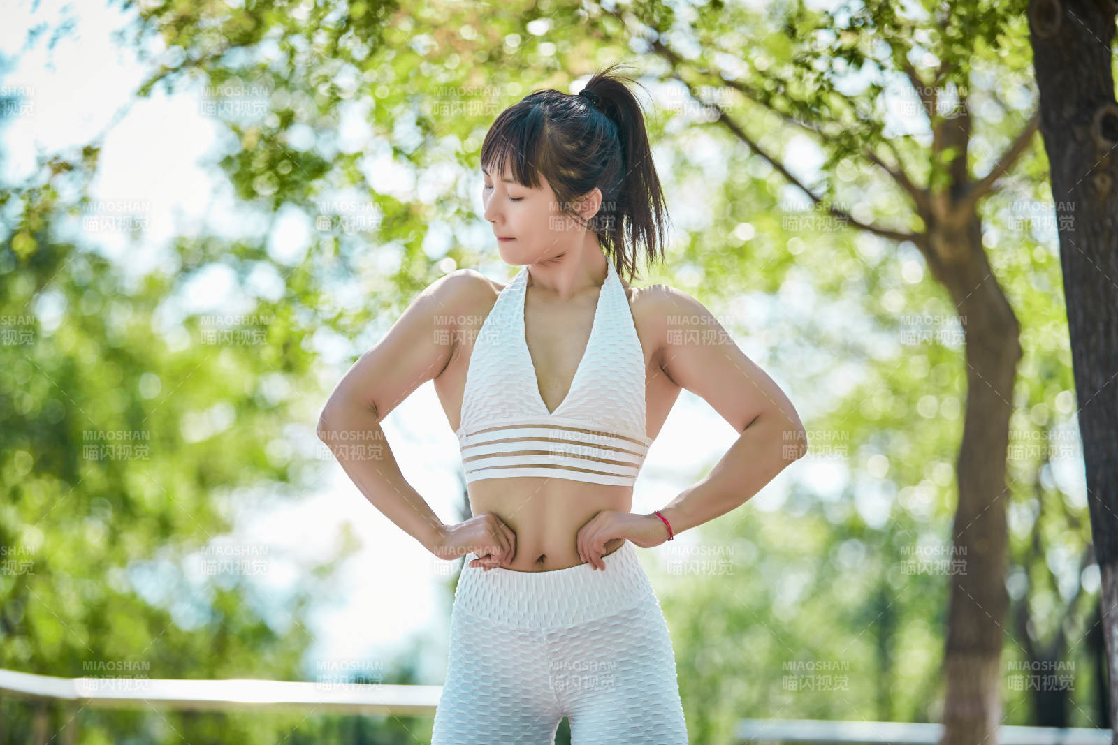 湖畔公园做瑜伽动作的亚洲年轻女性图片