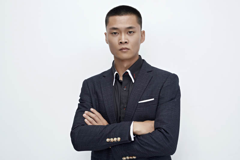 白色背景下的商务男士形象图片