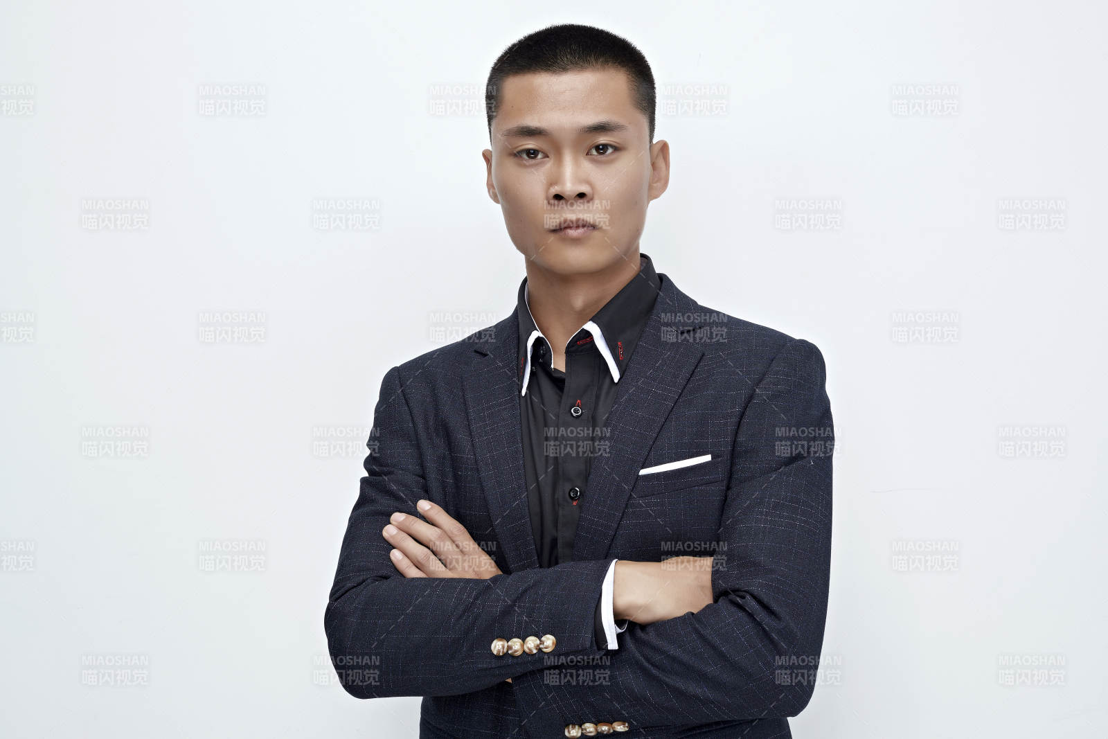 白色背景下的商务男士形象图片