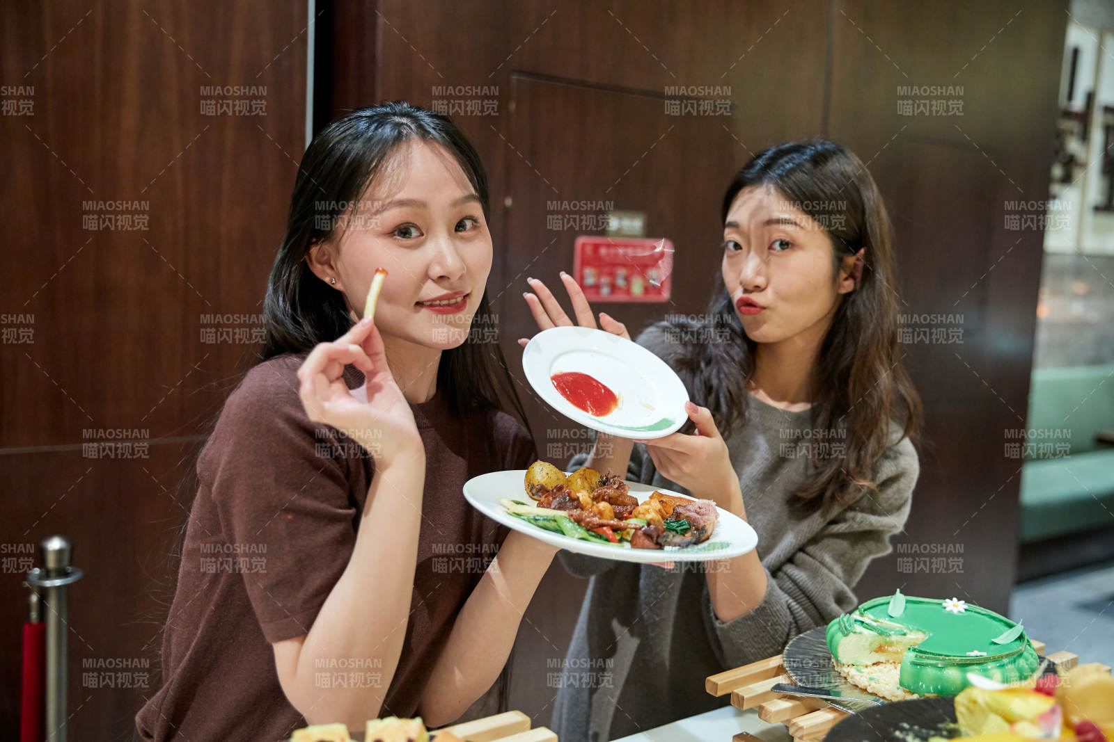 在酒店自助餐厅大吃特吃的亚洲可爱闺蜜少女图片