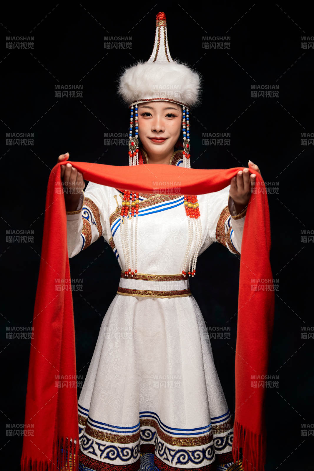 穿着蒙古族服饰的亚洲青年女性图片