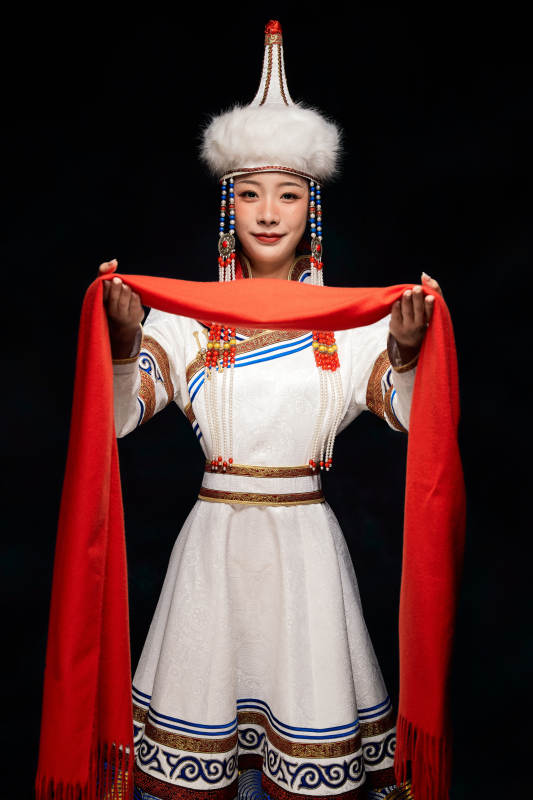 穿着蒙古族服饰的亚洲青年女性图片