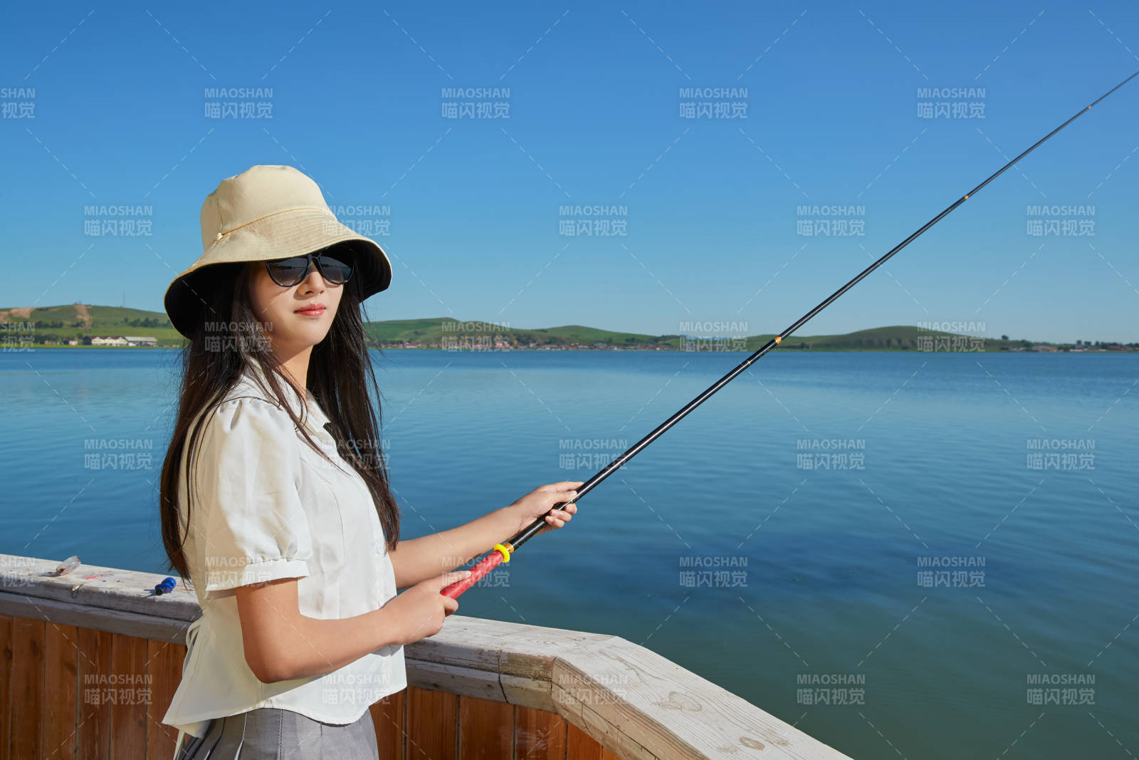 在湖畔木制帆船上的亚洲美女图片