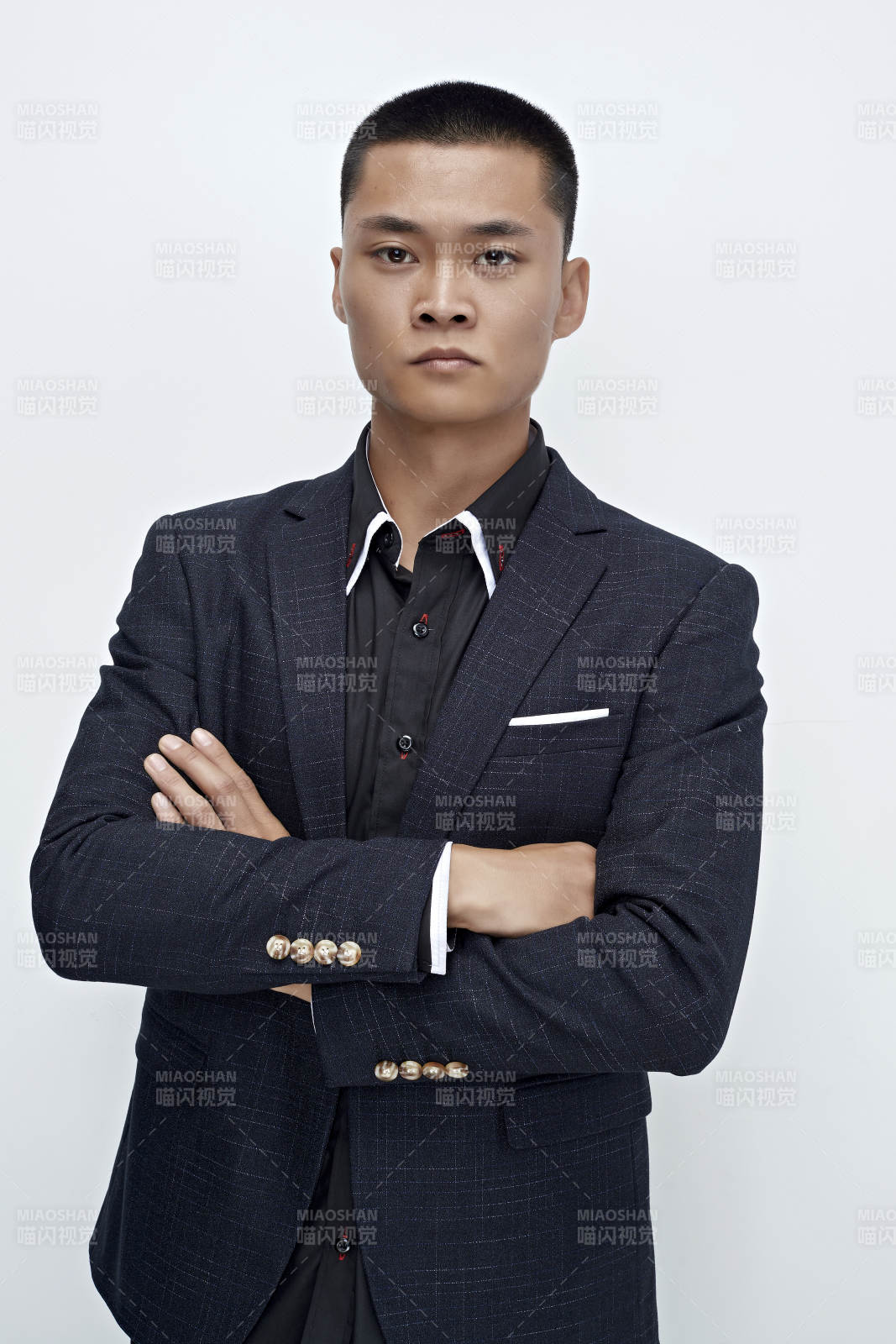 白色背景下的商务男士形象图片