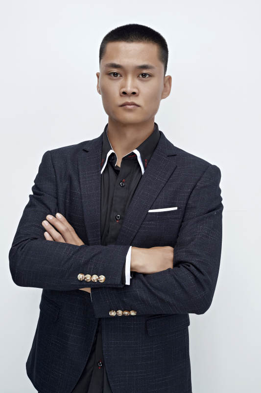 白色背景下的商务男士形象图片