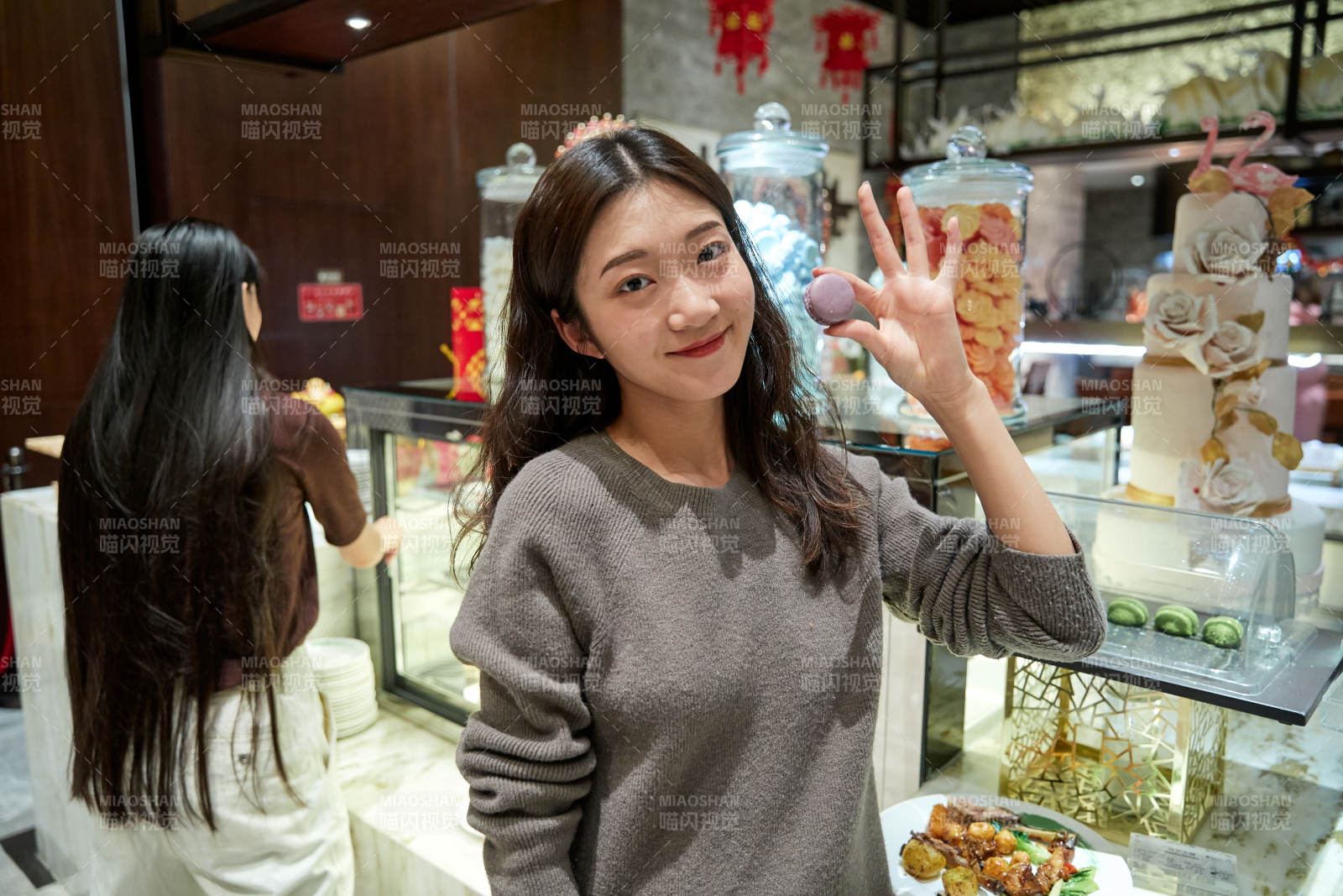 在酒店自助餐厅大吃特吃的亚洲可爱闺蜜少女图片