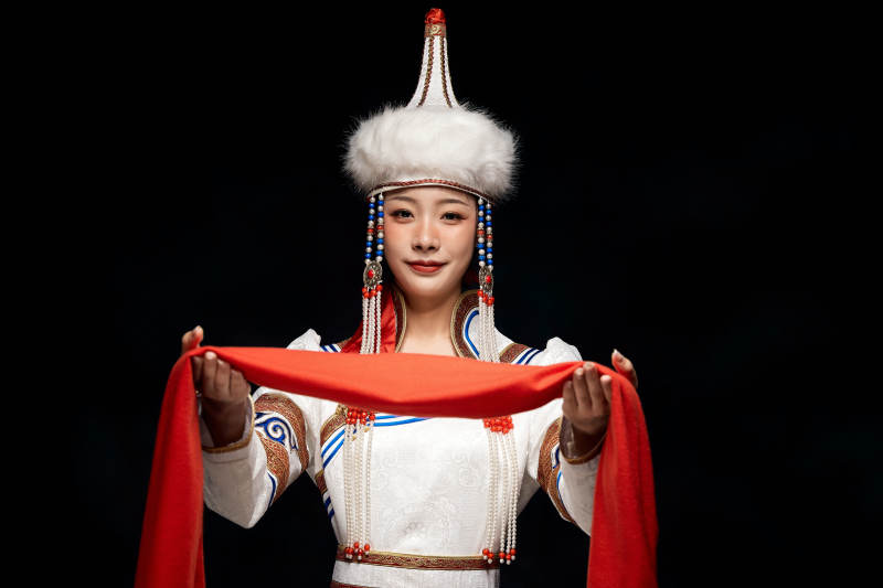 穿着蒙古族服饰的亚洲青年女性图片