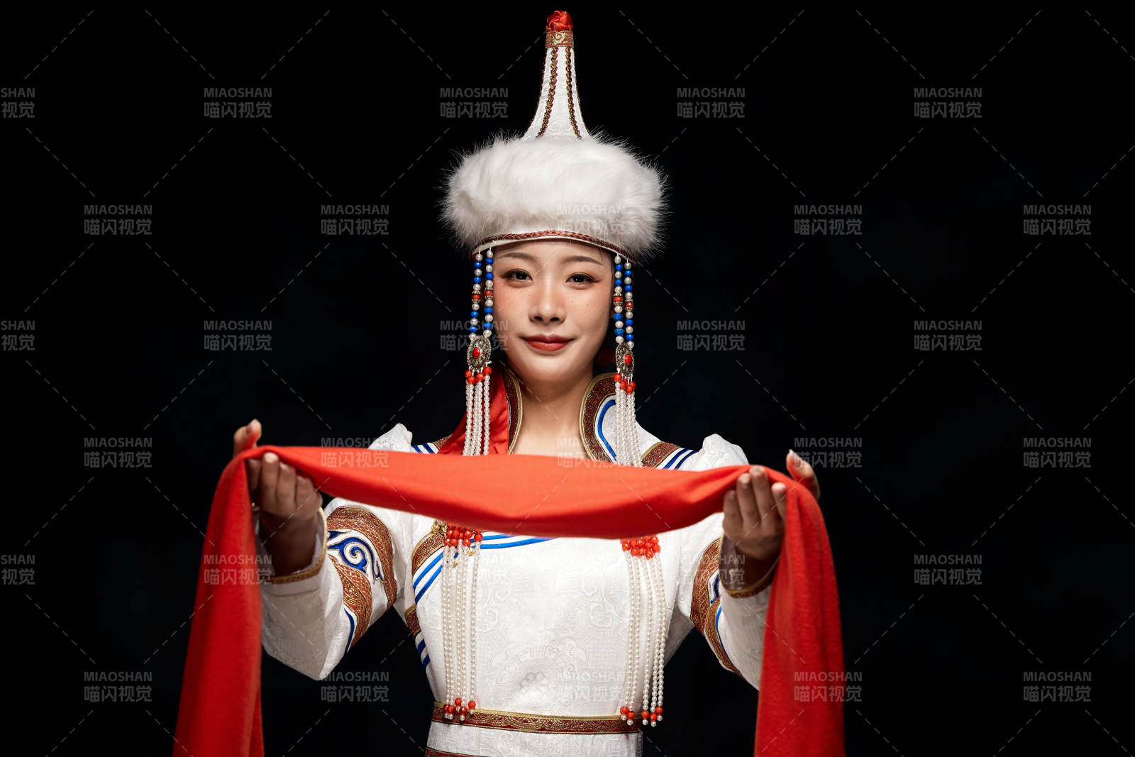 穿着蒙古族服饰的亚洲青年女性图片