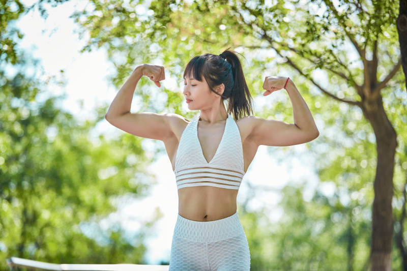 湖畔公园做瑜伽动作的亚洲年轻女性图片