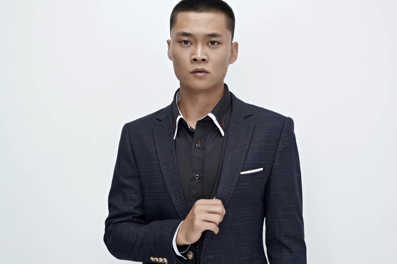 白色背景下的商务男士形象图片