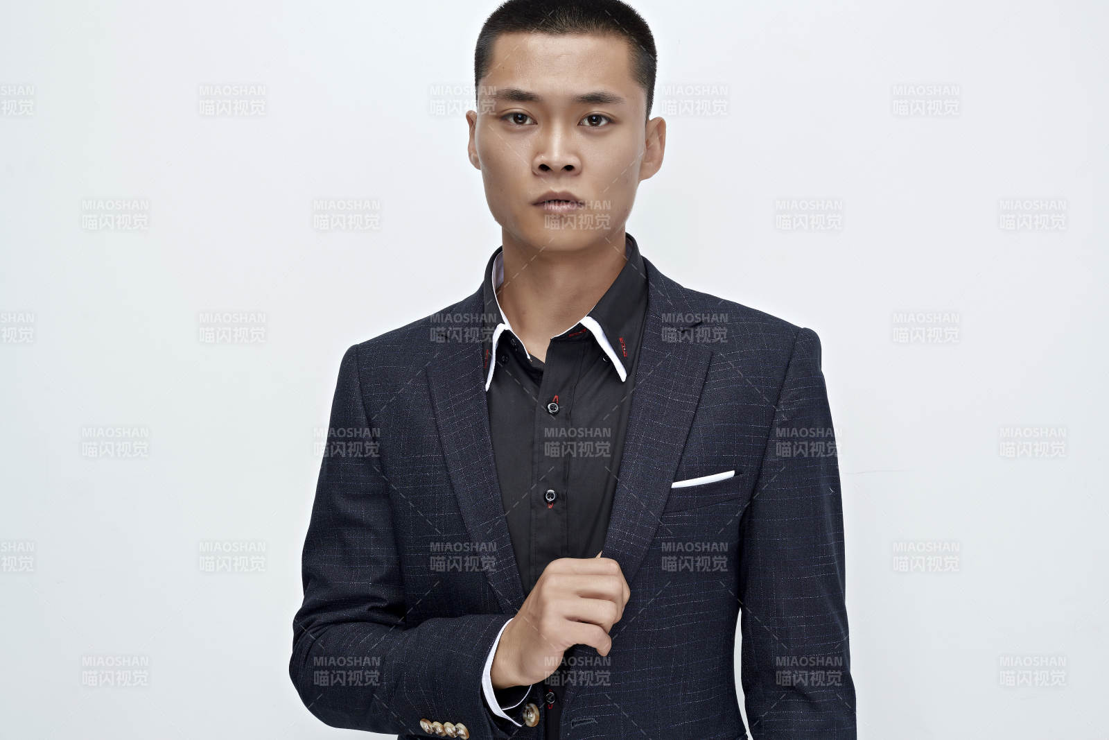 白色背景下的商务男士形象图片