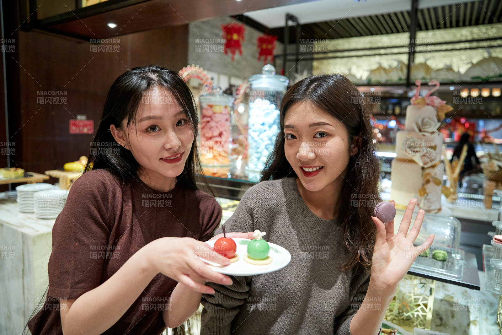 在酒店自助餐厅大吃特吃的亚洲可爱闺蜜少女图片